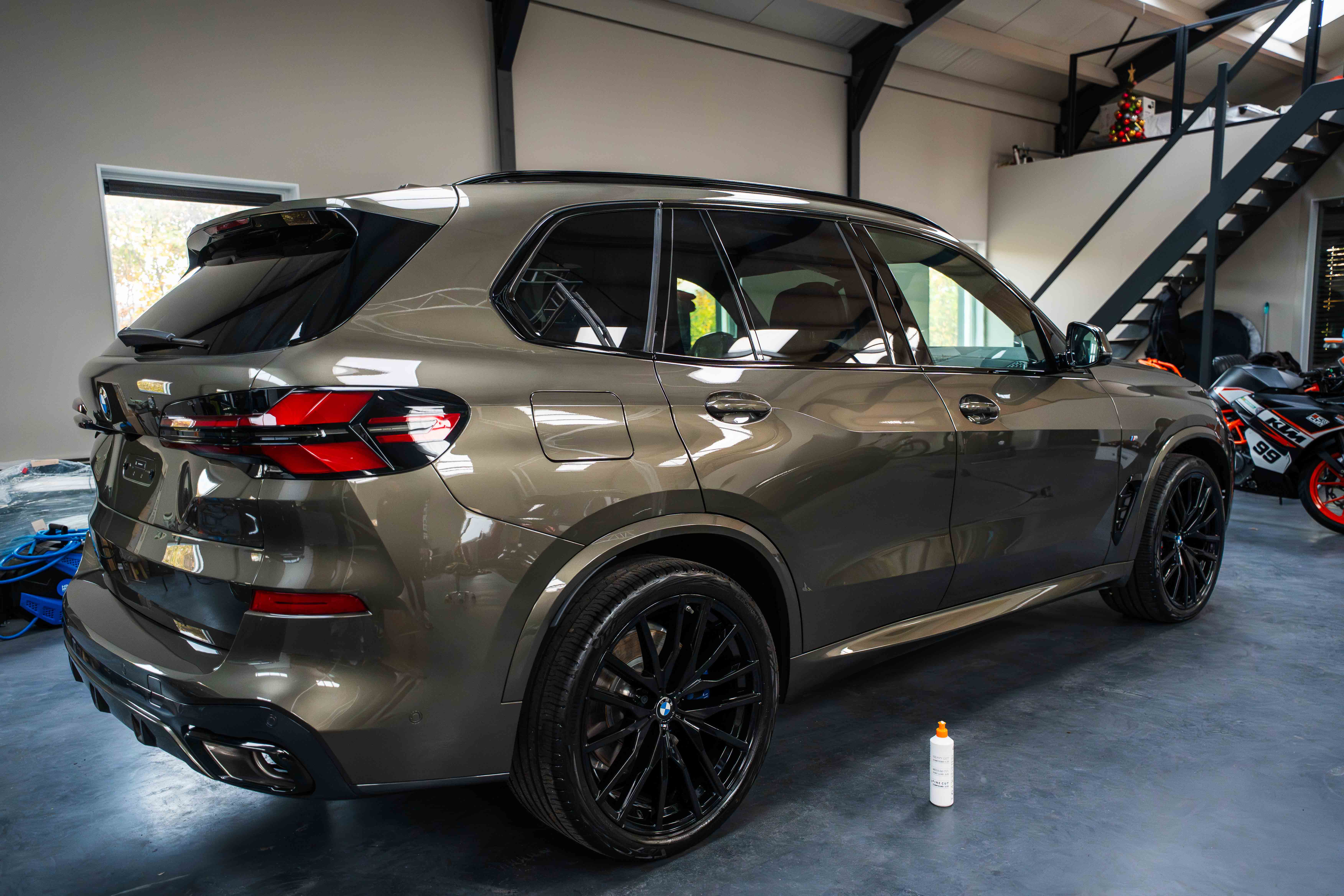 BMW X5 exterieur in werkplaats cardetailing